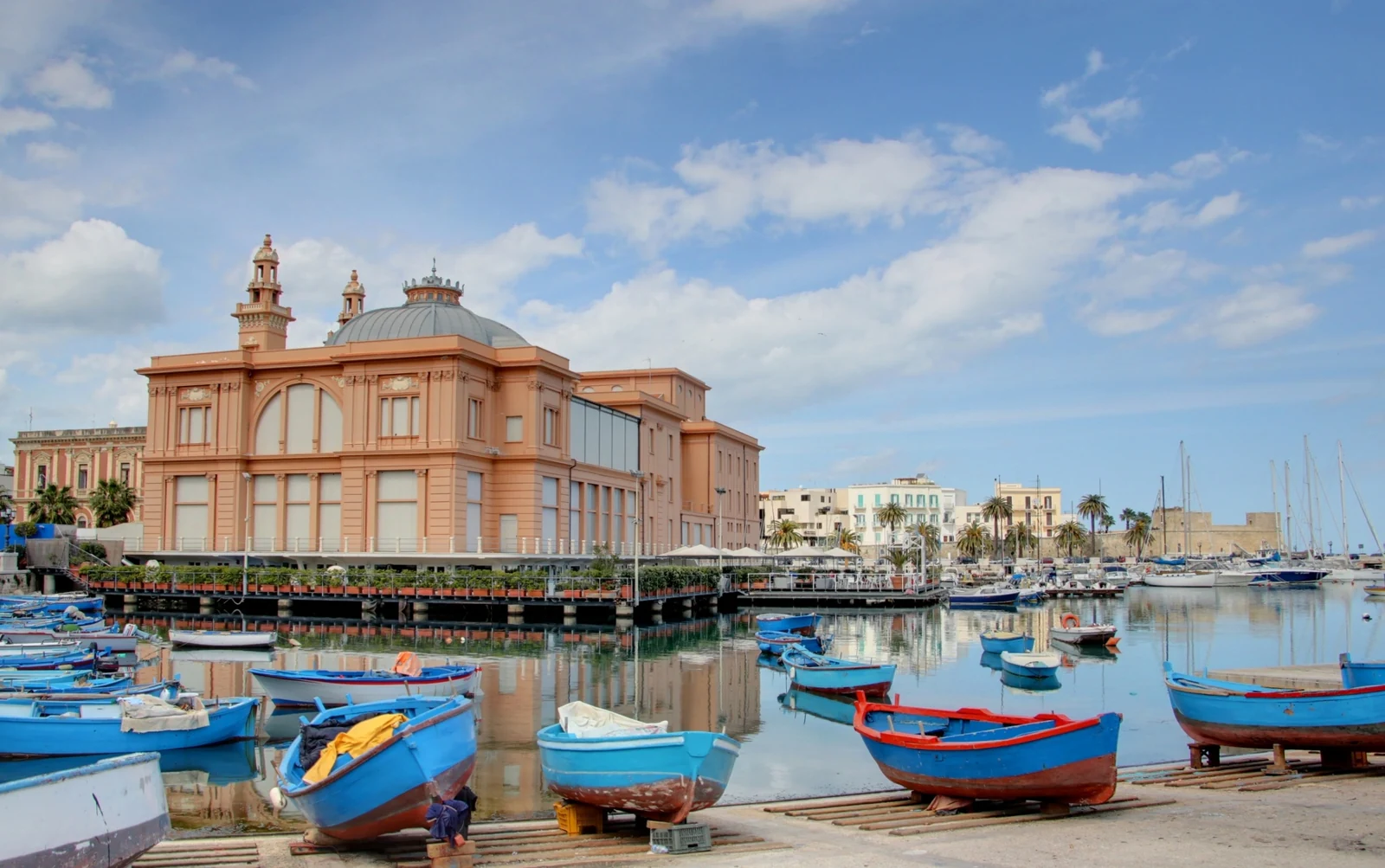 Il Teatro Margherita, le barche e il porto di Bari