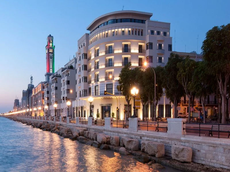 Il lungomare di Bari al tramonto