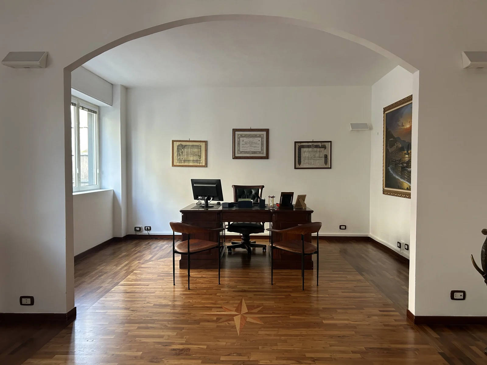 La stanza dell’avvocato Davide Romano, con la scrivania e le sedute per il colloquio