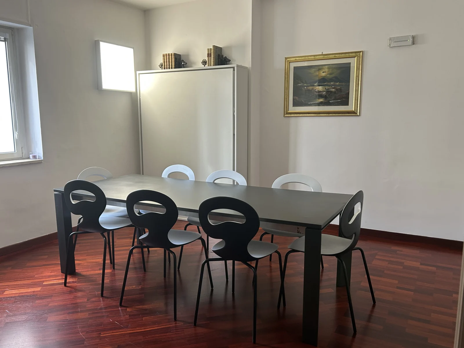 La sala riunioni dello studio, con il tavolo per gli incontri